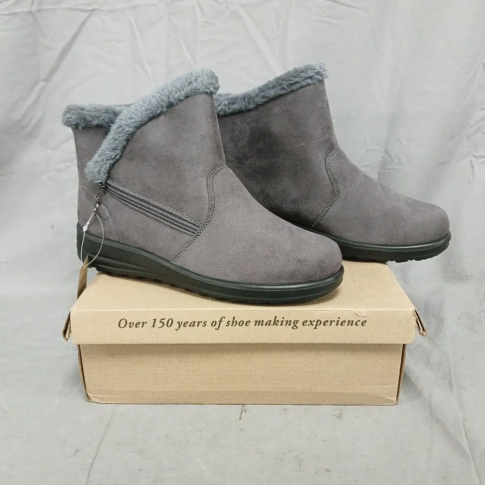 BOXED PAIR OF CUSHION-WALK SIDE-ZIP BOOTS IN GREY SIZE 7