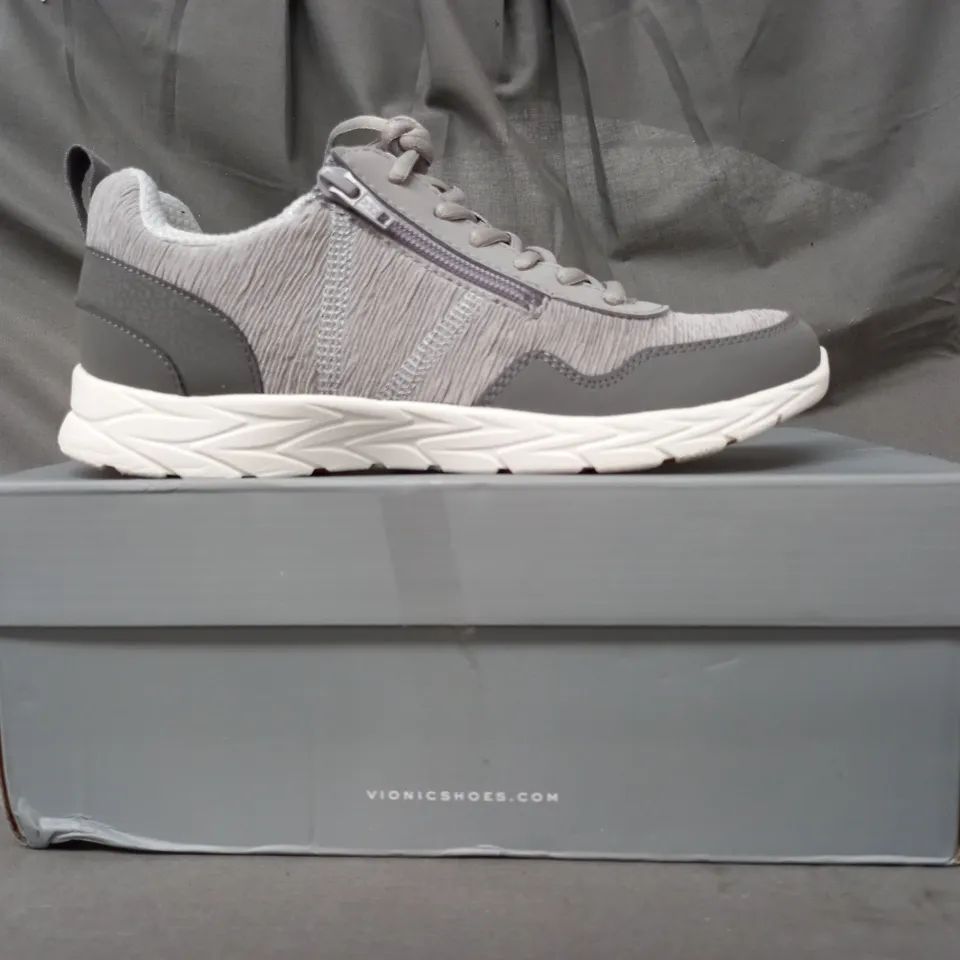 BOXED PAIR OF VIONIC BRISK JETTA TRAINERS IN LIGHT GREY SIZE 5.5
