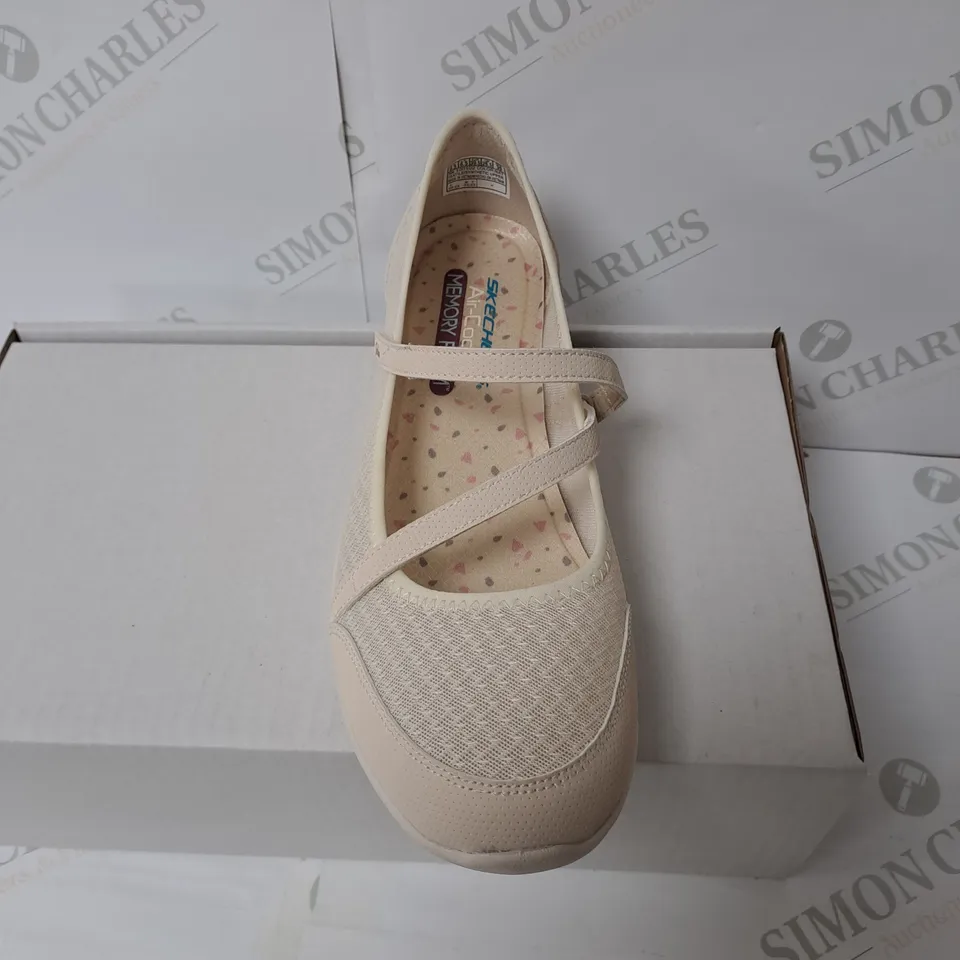 BOXED PAIR OF SKETCHERS WOMEN'S LUXURY AIR COOLED SHOES IN CREAM // SIZE: 6.5 UK