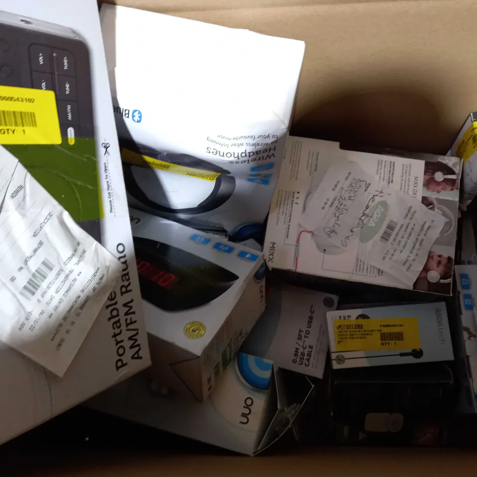 LOT OF APPROXIMATELY 20 ASSORTED ELECTRICAL ITEMS TO INCLUDE ONN , MIXX , ASDA TECH ECT