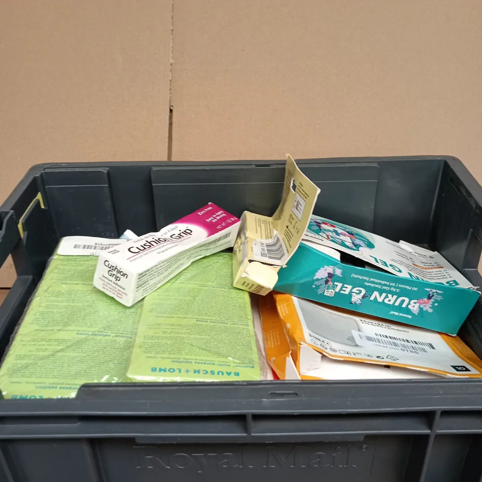TOTE OF APPROXIMATELY 10 ASSORTED ITEMS INCLUDING CUSHION GRIP, DR DENTI REFIT TEMPORARY DENTAL CEMENT AND BAUSCH AND LOMB BIO TRUE MULTI-PURPOSE SOLUTION