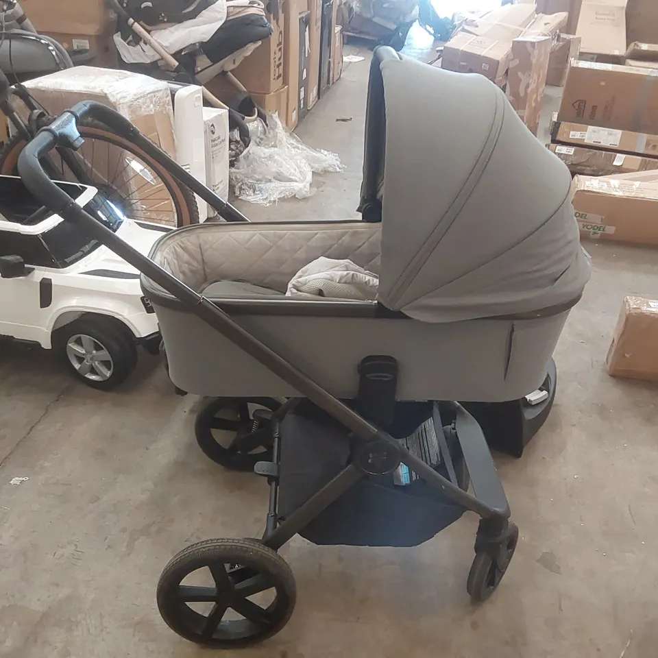 VENICCI PRAM WITH CAR SEAT AND ACCESSORIES 