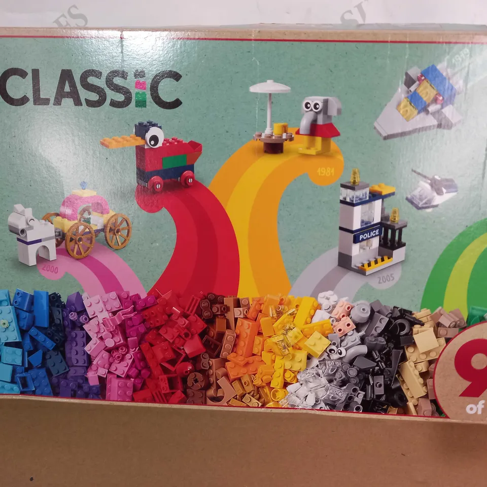 LEGO CLASSIC 90 YEARS OF CREATIVITY