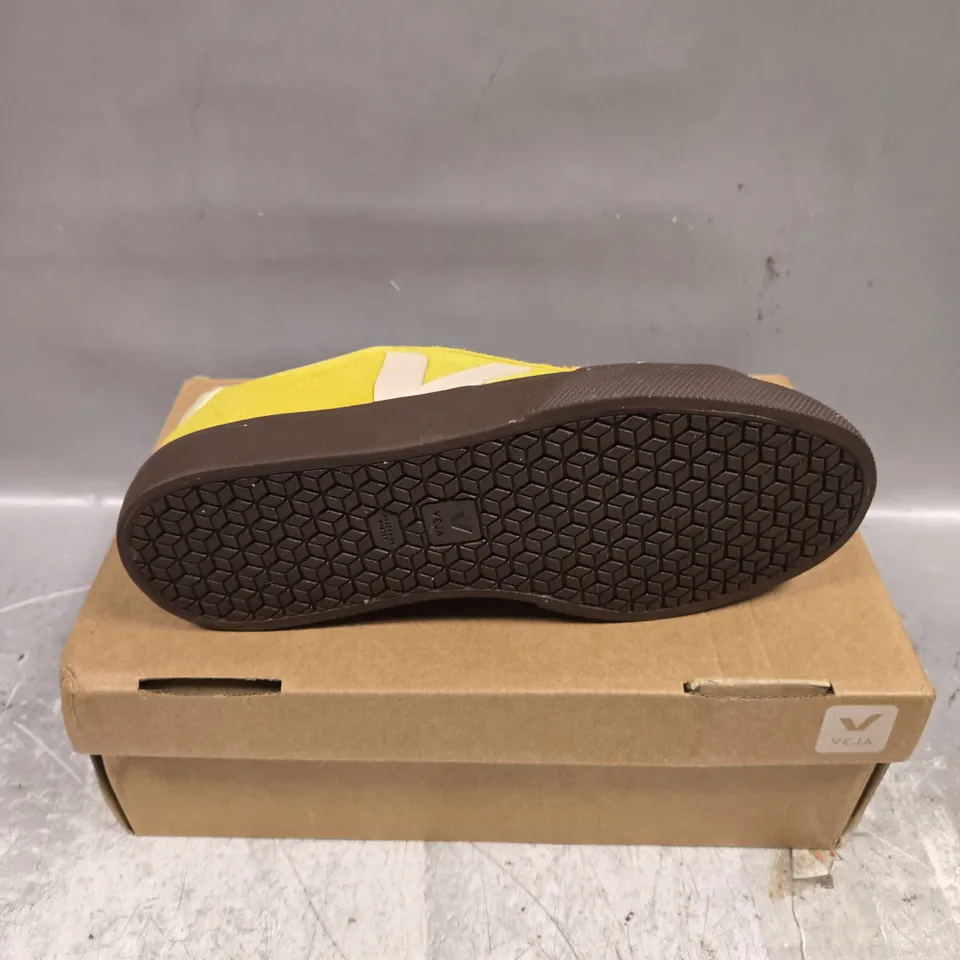BOXED PAIR OF VEJA CAMPO BOLD TRAINERS - 5