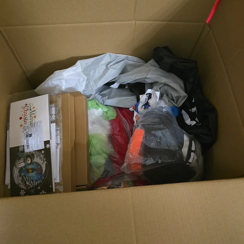 ASSORTED CHILDREN'S TOY & CRAFT BUNDLE: GRINCH CHRISTMAS STOCKINGS, SKELETON PROP, AND 24-COLOUR AIR-DRY CLAY KIT