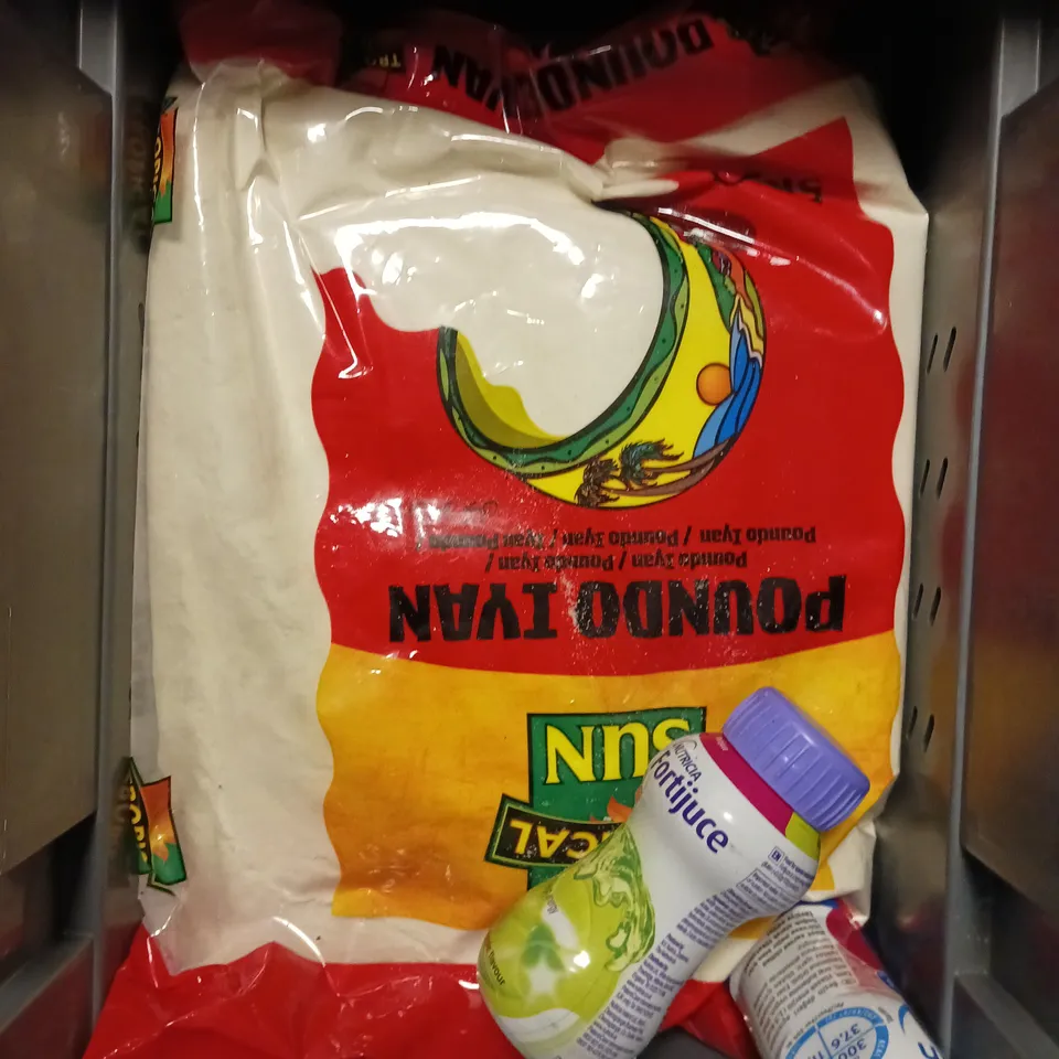 APPROXIMATELY 10 ASSORTED FOOD/DRINK PRODUCTS TO INCLUDE SOYA WAX, HOTEL CHOCOLAT BATONS, COCONUT OIL ETC 