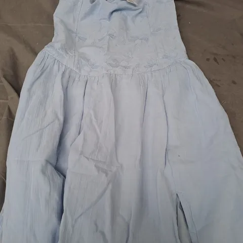 HOLLISTER PETITE RUFFLED MIDI DRESS IN BLUE - S
