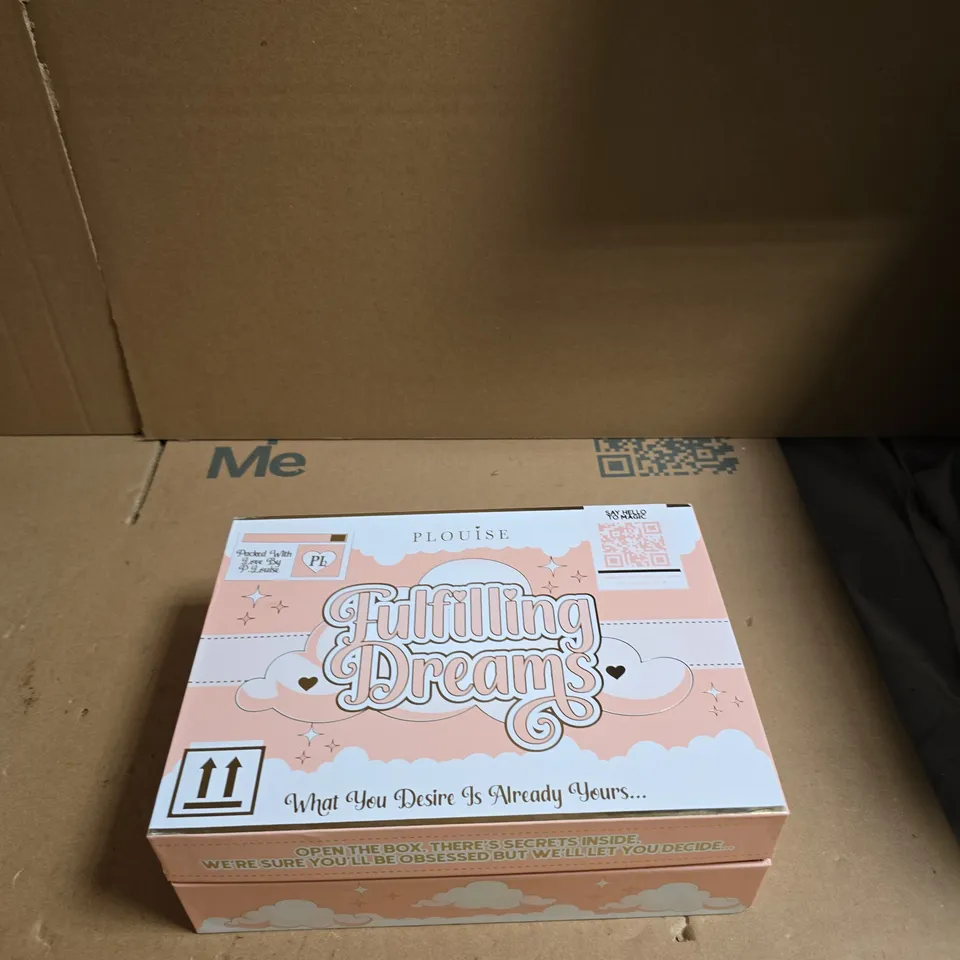 PLOUISE FULFILLING DREAMS BEAUTY BOX TO INCLUDE SIENNA SUN FACE AND EYE PALETTE, STAY SHINING LIP OIL AND FLUFFY PANCAKES CLAY MASK