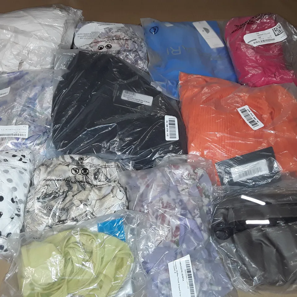 LARGE QUANTITY OF ASSORTED BAGGED CLOTHING ITEMS TO INCLUDE PRETTYLITTLETHING, BOOHOO AND FEGARI