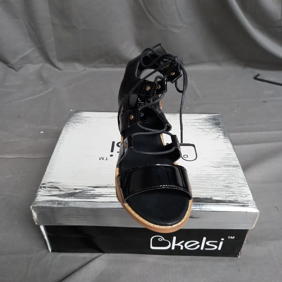 BOX OF 12 PAIRS OF KELSI STRAP HEELS IN BLACK/GOLD - VARIOUS SIZES