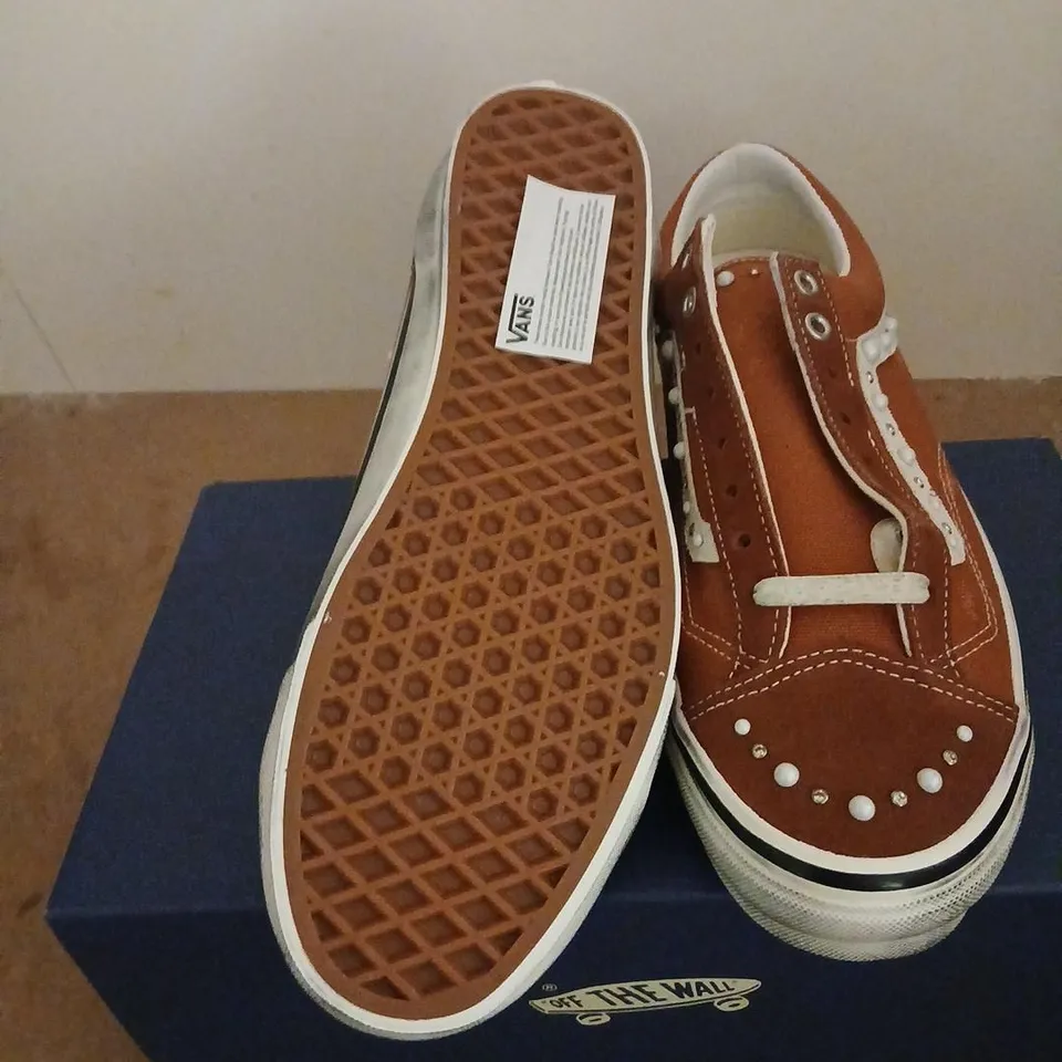 VANS RED LOW-TOP SNEAKERS - BOXED SIZE 9