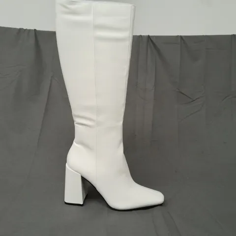 BOXED PAIR OF PUBLIC DESIRE APOLOGY BLOCK HEEL KNEE-HIGH BOOTS IN WHITE UK SIZE 6