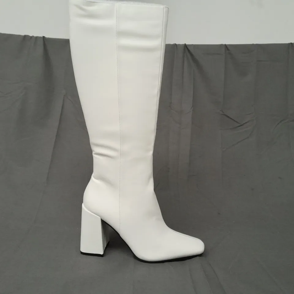 BOXED PAIR OF PUBLIC DESIRE APOLOGY BLOCK HEEL KNEE-HIGH BOOTS IN WHITE UK SIZE 6