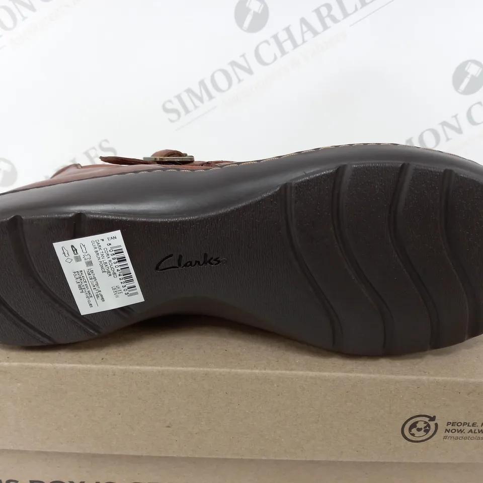 BOXED CLARKS CORA ROUCHED IN DARK TAN LEA - UK 6