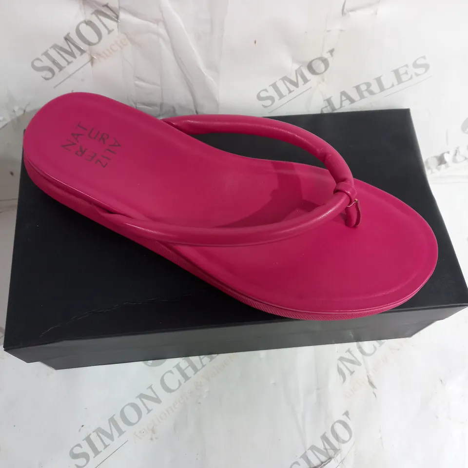 BOXED PAIR OF NATURALIZER SANDALS IN PINK SIZE 6.5