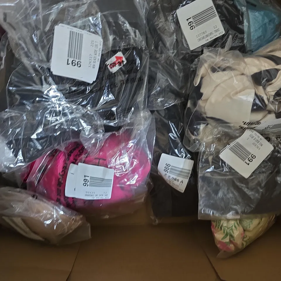 APPROXIMATELY 14 ASSORTED CLOTHING ITEMS IN VARIOUS SIZES, STYLES & SIZES TO INCLUDE DRAPENEC DR SATIN SKIRT, WIDE LEG TROUSERS, WHITE SPOT BARDOT DRESS, ETC - COLLECTION ONLY 