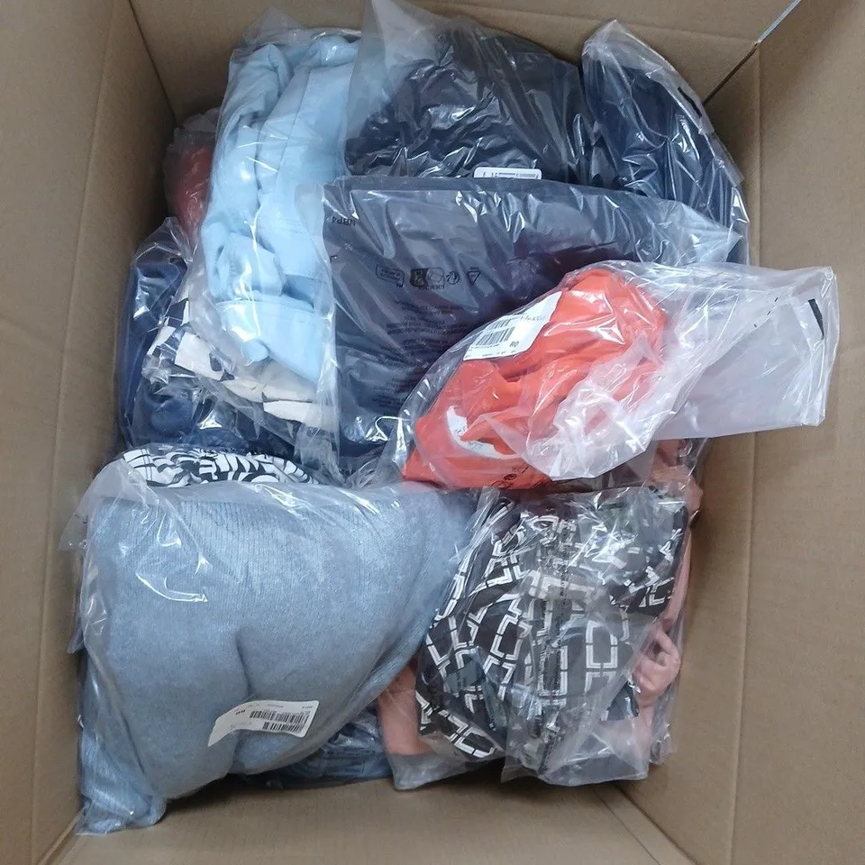 BOX OF APPROXIMATELY 20 ASSORTED CLOTHING AND FASHION ITEMS IN VARIOUS STYLES, SIZES, AND COLOURS - COLLECTION ONLY