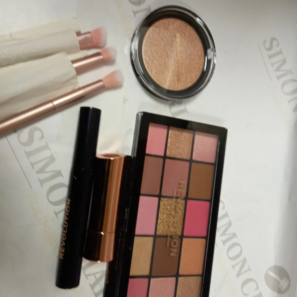 REVOLUTION THE ROSE RENAISSANCE COLLECTION MAKEUP GIFT SET
