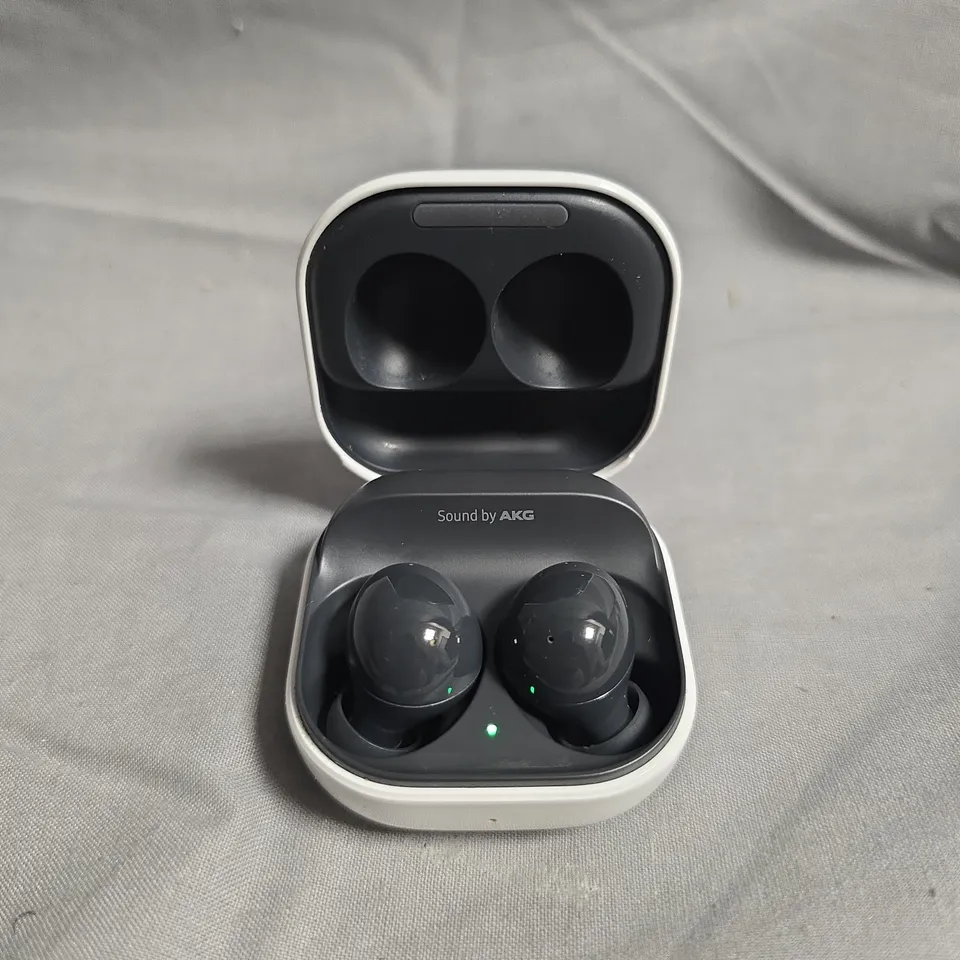 SAMSUNG WIRELESS EARBUDS WITH CHARGING CASE – WHITE (SOUND BY AKG)