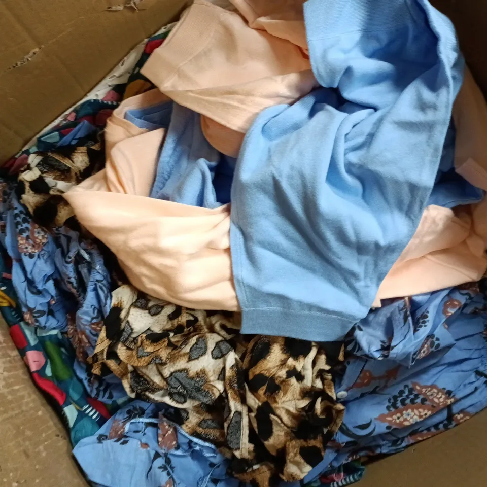 APPROXIMATELY 15 ASSORTED CLOTHING ITEMS IN VARIOUS SIZES, STYLES & COLOURS TO INCLUDE BRANDS SUCH AS JDY, SEASALT CORNWALL, PHASE EIGHT, ETC - COLLECTION ONLY