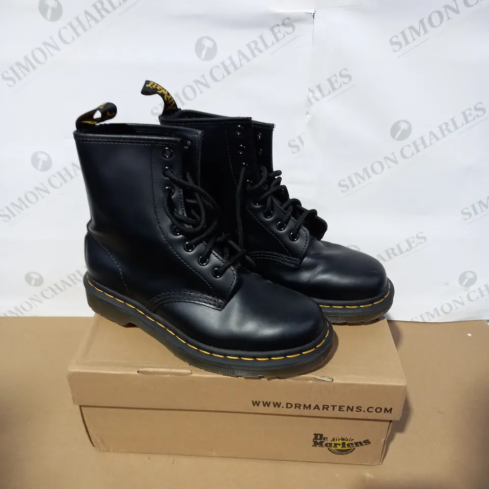 BOXED PAIR OF DR MARTENS BLACK BOOTS SIZE 4