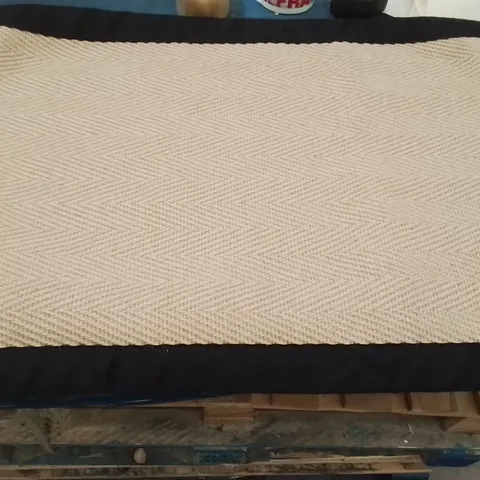 QUALITY DESIGNER AREA RUG - APPROXIMATELY 90X60CM