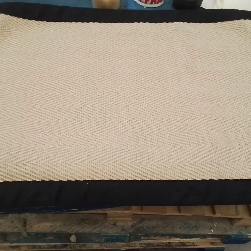 QUALITY DESIGNER AREA RUG - APPROXIMATELY 90X60CM