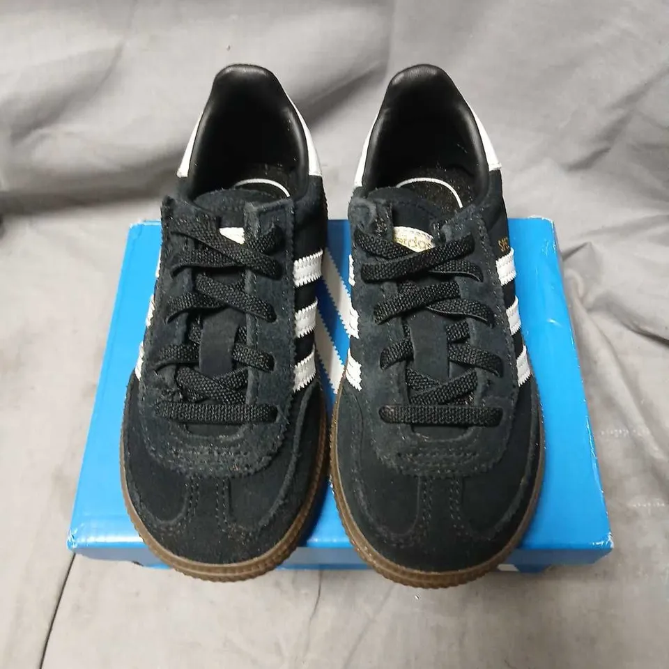 ADIDAS HANDBALL SPEZIAL CF EL I KIDS SNEAKERS – BLACK/WHITE, UK 8.5 (EU 26)
