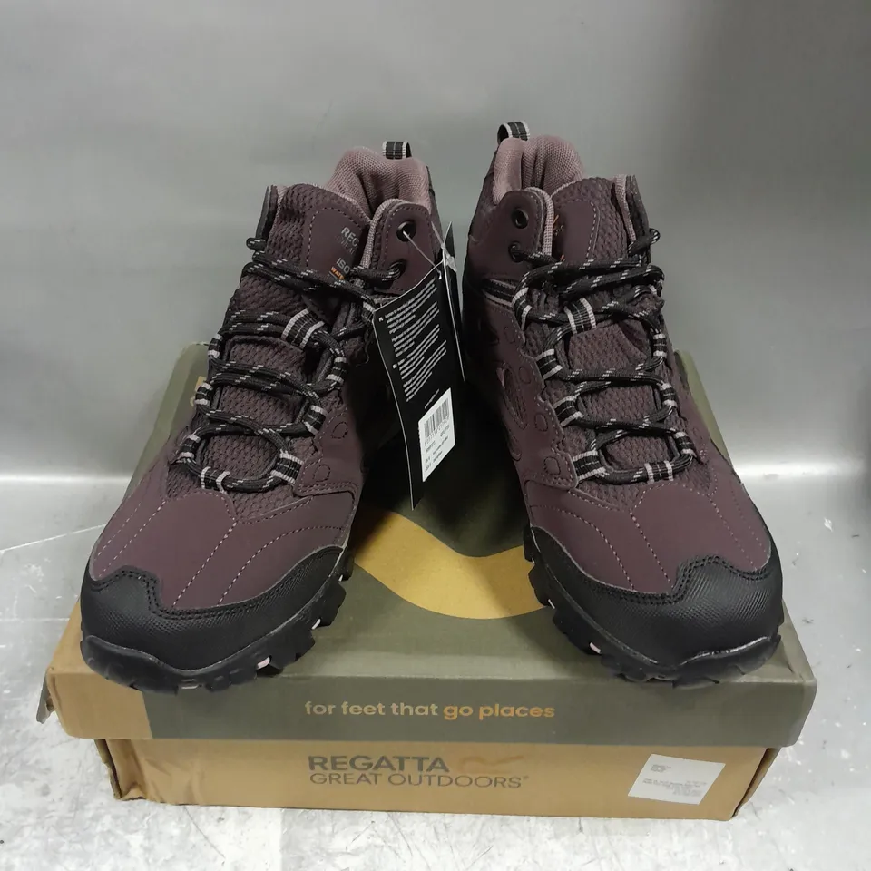 BOXED PAIR OF REGATTA GREAT OUTDOORS HOLCOMBE IEP MID BOOT IN DARK BURGUNDY/BLACK SIZE WOMENS 6