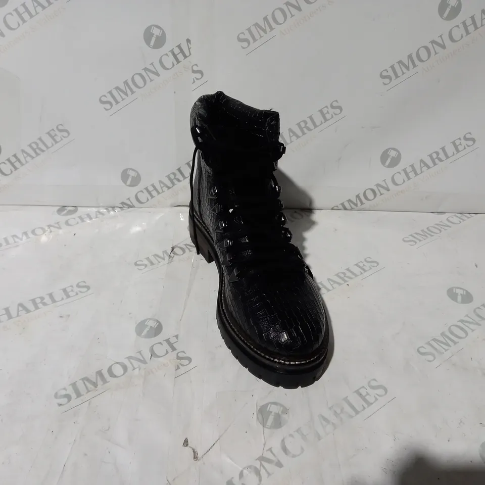 BOXED PAIR OF MODA IN PELLE HIKING BOOTS IN BLACK CROC UK SIZE 5