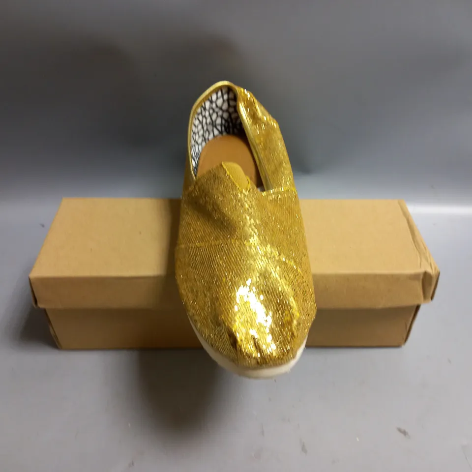 BOXED UNBRANDED LADIES GOLD PUMPS. SIZE 7