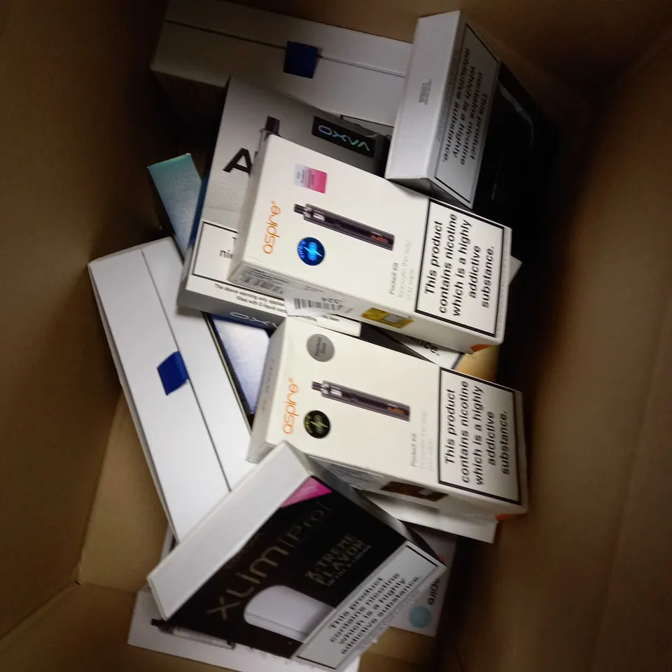 BOX OF APPROXIMATELY 10 ASSORTED E-CIGARATTES TO INCLUDE OVXO, INNOKIN, ASPIRE ETC