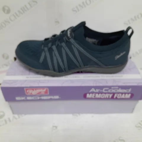 RELAXED FIT SKECHERS MEMORY FOAM BLUE SIZE 6
