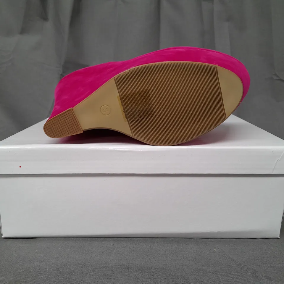BOXED PAIR OF KOI COUTURE HR5 PLATFORM HIGH WEDGE FAUX SUEDE SHOES IN FUCHSIA SIZE 8