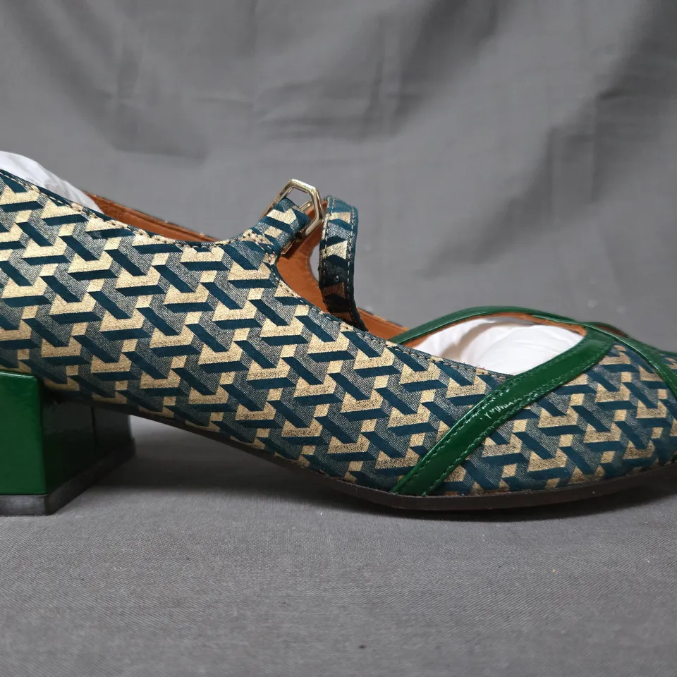 BOXED PAIR OF CHIE MIHARA JADI POINTED TOE LOW BLOCK HEEL SHOES IN GREEN W. TEAL/GOLD GEOMETRIC PATTERN EU SIZE 39