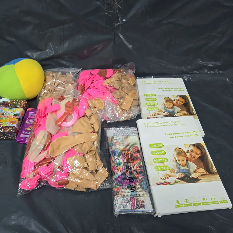 APPROXIMATELY 15 ASSORTED TOYS & GAMES TO INCLUDE TEDDIES,BALLOONS AND WATER BEADS