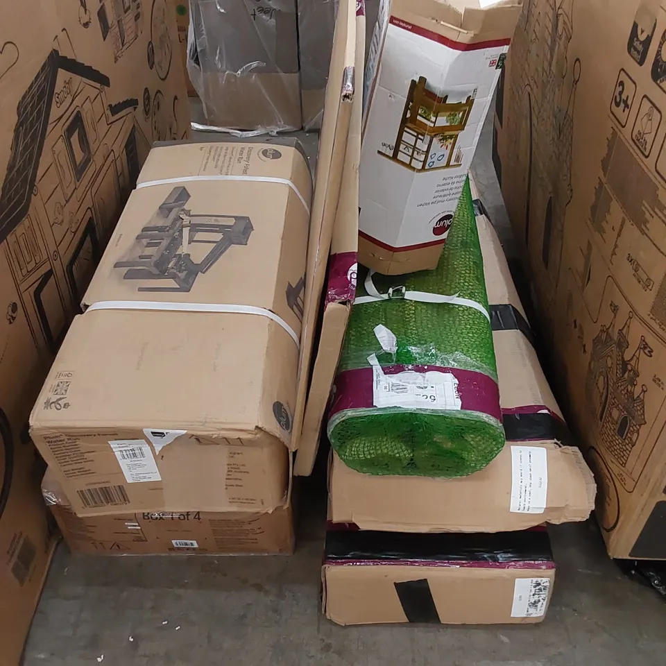 ASSORTED LOT TO CONTAIN PLUM PLAYSET PARTS 