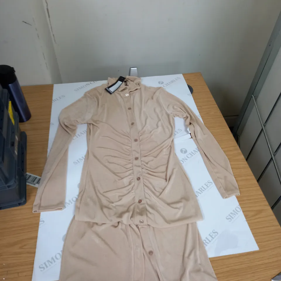 BOX OF ASSORTED CLOTHING ITEMS TO INCLUDE PANTS, TOPS, DRESSES ETC 