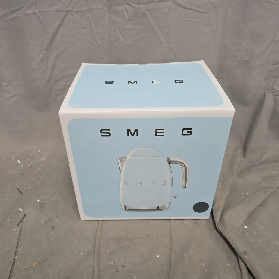 BOXED SMEG RETRO STYLE KETTLE IN GREY