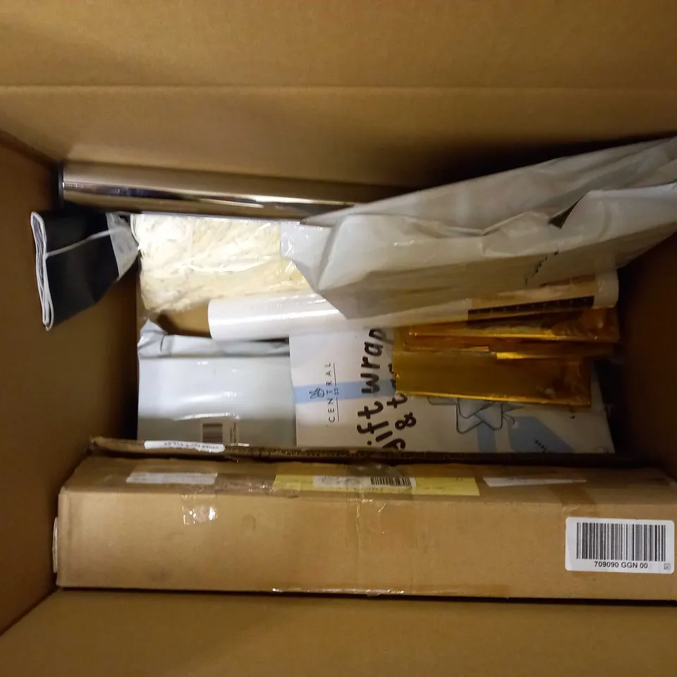 BOX OF APPROX 10 ASSORTED ITEMS TO INCLUDE CHRISTMAS DECORATION, CHRISTMAS TREE BASE, DECORATIVE LED LIGHT STRIP