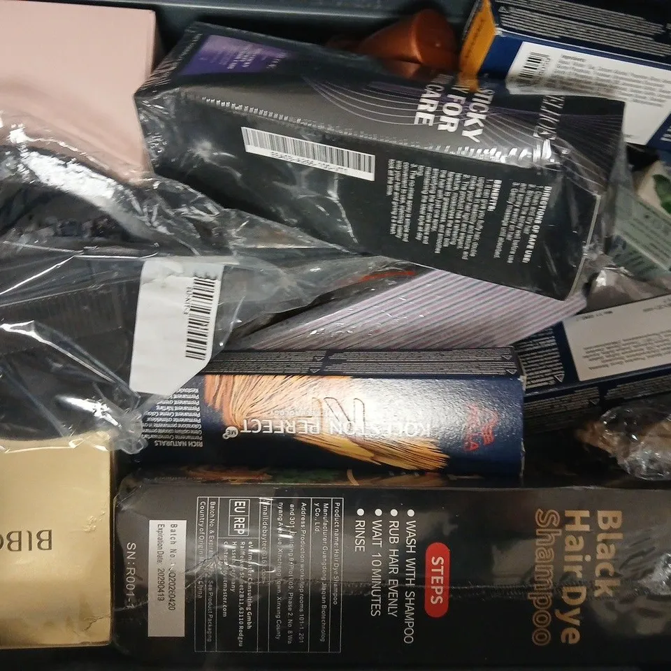APPROXIMATELY 20 ASSORTED COSMETIC ITEMS INCLUDING VARIOUS MAKES AND BRANDS - COLLECTION ONLY