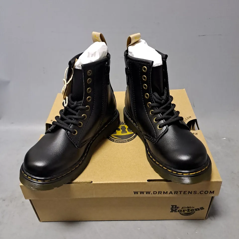 BOXED PAIR OF DR MARTENS CHILD NEWBURY TUMBLE VEGAN BOOT IN BLACK SIZE 10