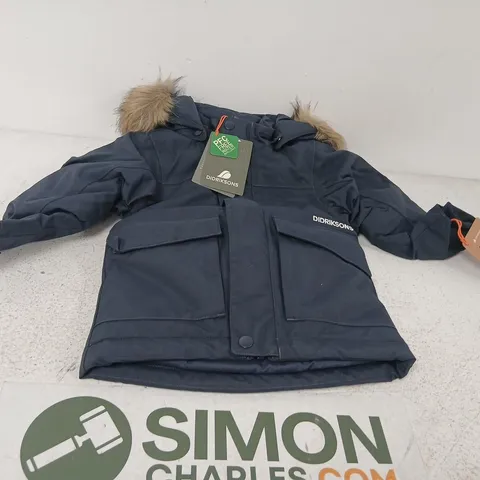APPROXIMATELY 15 DIDRIKSONS KIDS KURE PARKA – NAVY, FUR HOOD, SIZE 80