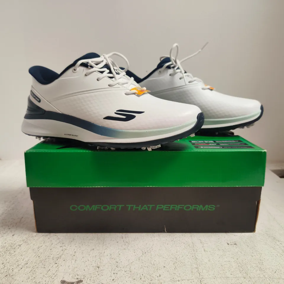 BOXED PAIR OF SKECHERS BLADE TOUR TRAINERS IN WHITE/NAVY SIZE UK 8