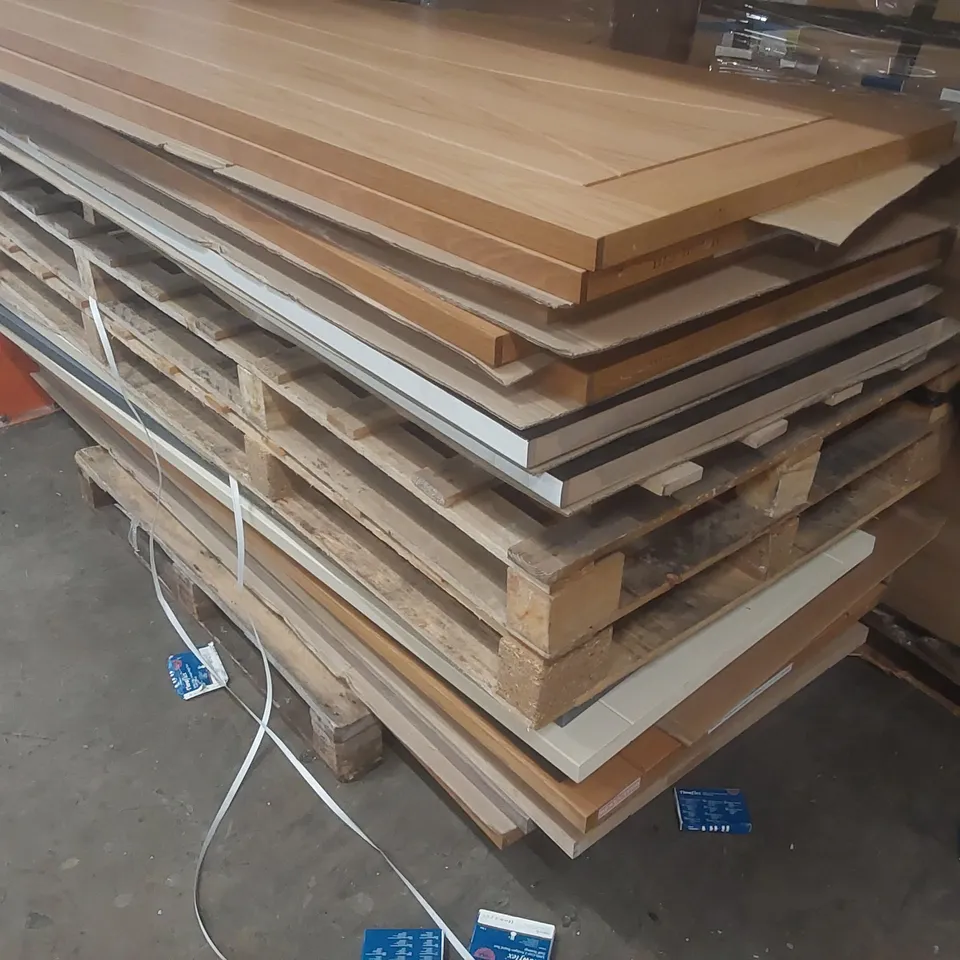 PALLET CONTAINING A LARGE QUANTITY OF ASSORTED DOORS