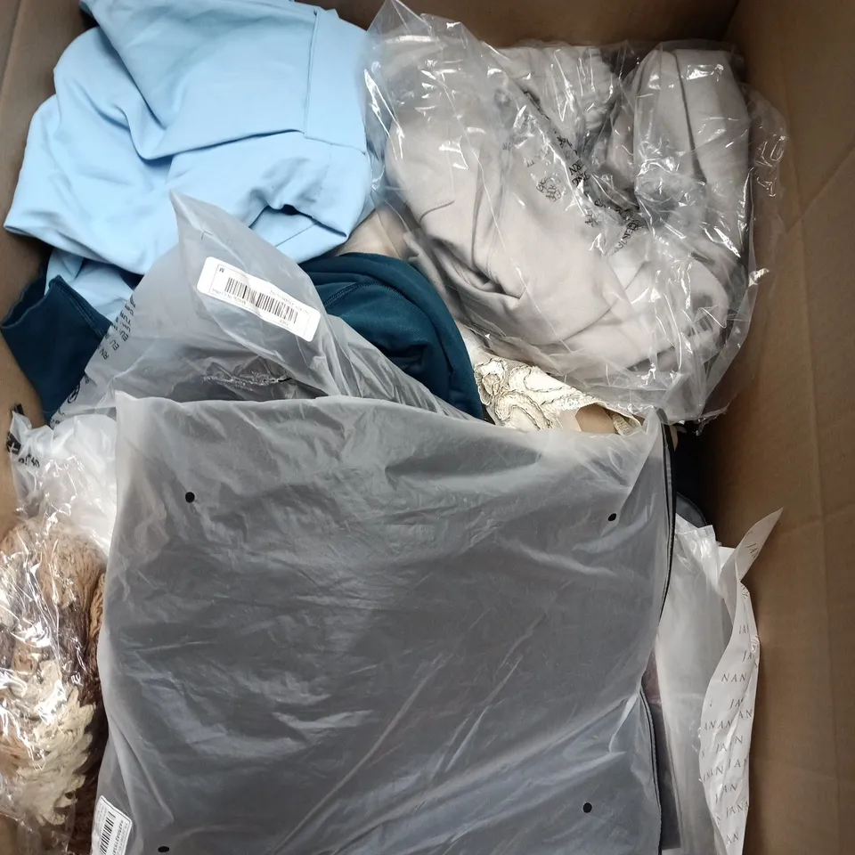 BOX OF APPROXIMATELY 25 ASSORTED CLOTHING ITEMS TO INCLUDE DENIM SHORTS, ASOS MINI SHIRT DRESS, WUKA PERIOD PANTS ETC