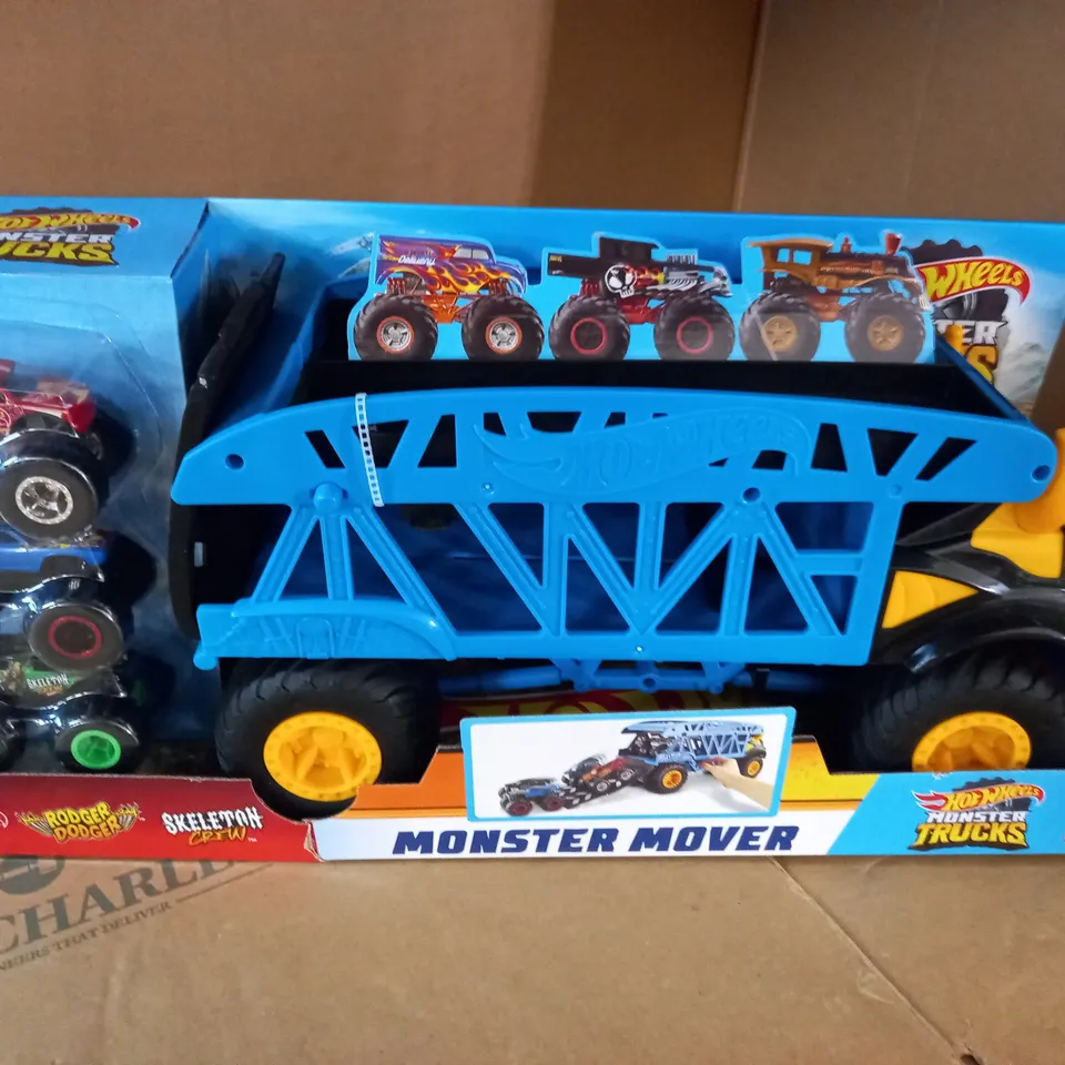 HOT WHEELS MONSTER TRUCKS CARRIER
