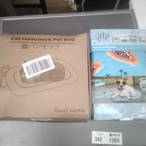 A PALLET CONTAINING A LARGE QUANTITY OF PET SUPPLIES WHICH INCLUDE; COOLING MATS, CAT HAMMOCK PET BED ETC