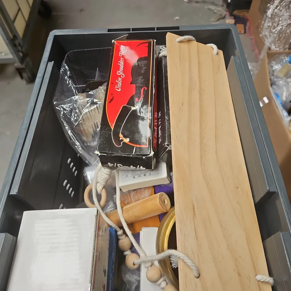 APPROXIMATELY 15 ASSORTED ITEMS TO INCLUDE VIOLIN SHOULDER REST, SOLDERING IRON, WATER PATTERN LIGHT, DIGITAL ALARM CLOCK, SMART DODGEBALL ETC