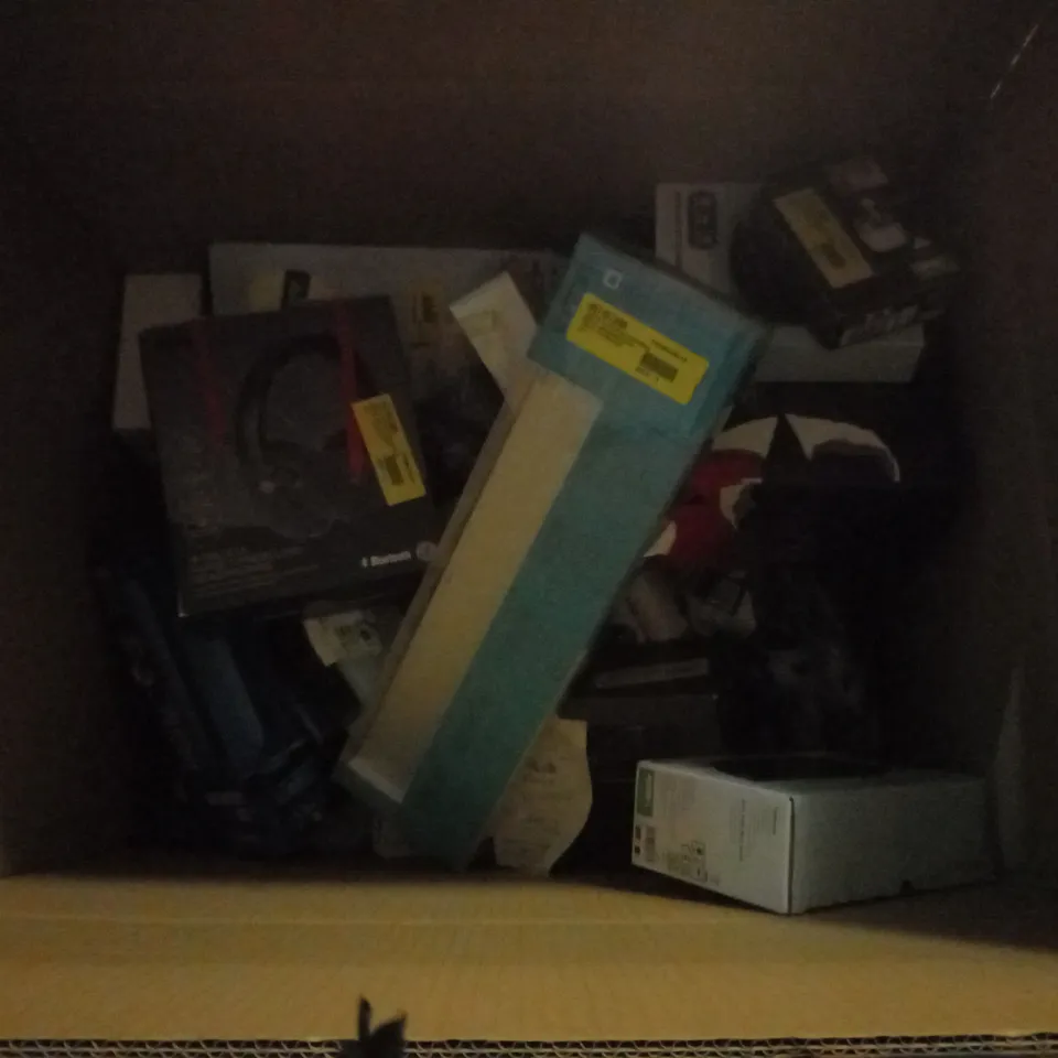 BOX OF APPROX 30 ASSORTED ITEMS TO INCLUDE - GAMING HEASET IN BLACK - DAB+ RADIO PORTABLE - WIRELESS NOISE CANCELLING HEADPHONES ECT